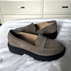 Dr Scholls gray suede loafers in size 6.5